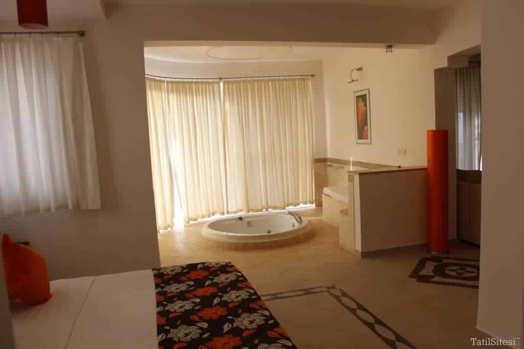 Golden Life Heights Deluxe Suites Hotel